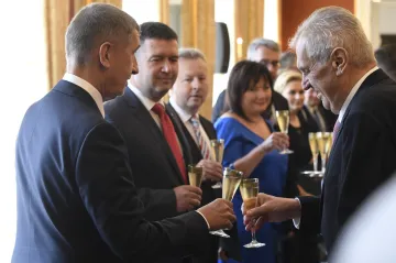 České vlády v čase: Stoupá počet nestraníků, nejrychleji na ministerstvu skončila Peake