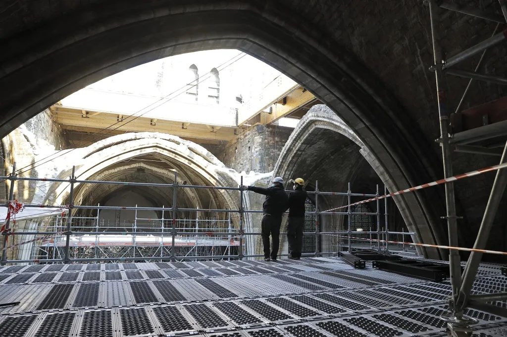 Francouzský prezident Emmanuel Macron, starosta Paříže Anne Hidalgo a generál francouzské armády Jean-Louis Georgelin navštívíli katedrálu Notre-Dame, která byla poškozena ničivým požárem před dvěma lety