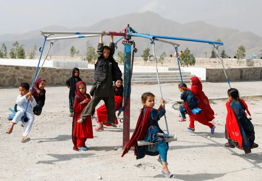 Malí Afghánci si užívají první den muslimského svátku Eid al-Adha neboli Svátek oběti