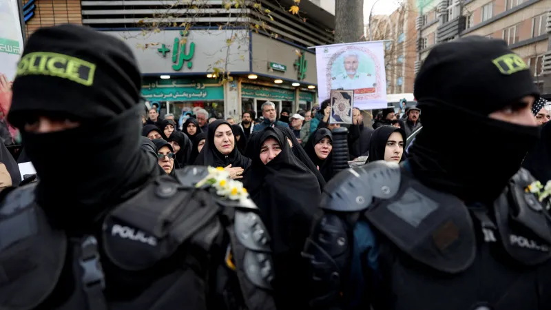 Pohřeb členů íránských bezpečnostních sil zabitých při protestech