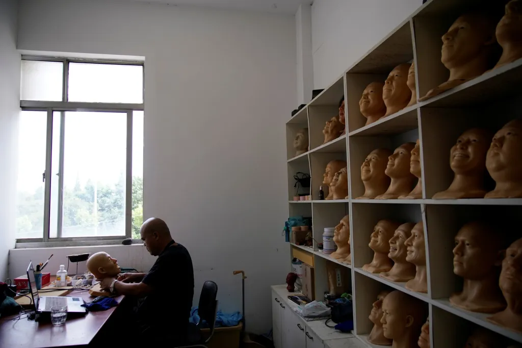 Výroba voskových figurín v Číně