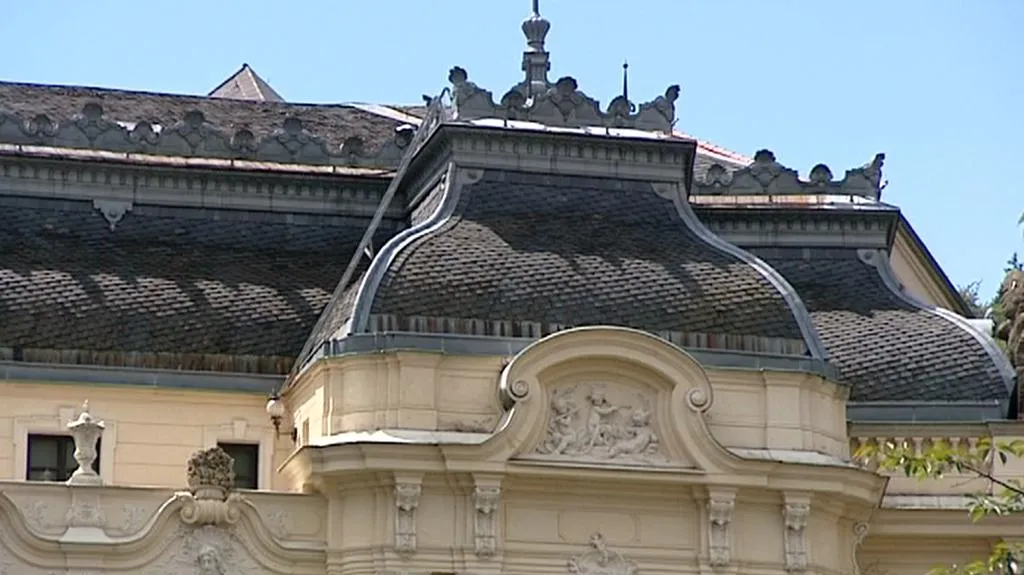 Střecha karlovarského divadla