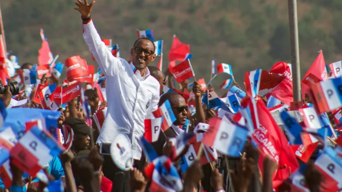 Paul Kagame vykonává čtvrtý prezidentský mandát a stále se těší přízni velké části Rwanďanů