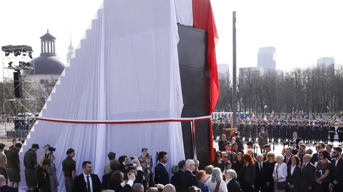 Ve Varšavě odhalili pomník obětem leteckého neštěstí ve Smolensku