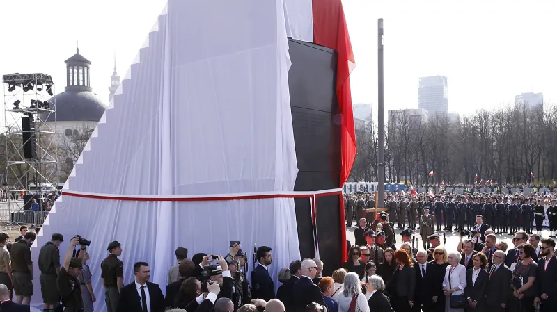 Ve Varšavě odhalili pomník obětem leteckého neštěstí ve Smolensku
