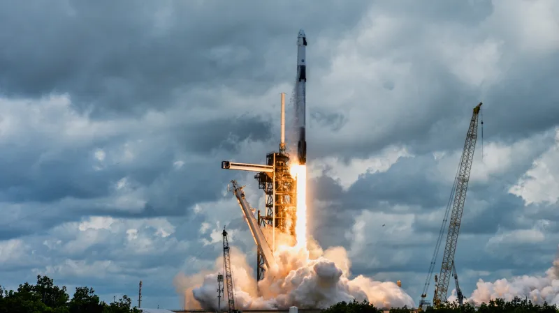 Raketa SpaceX dopravila k ISS novou posádku