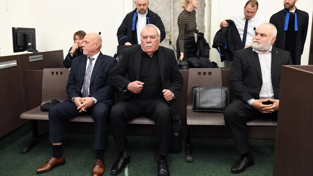 Obžalovaní v kauze Viktoriagruppe zleva Lubomír Novotný, Jaroslav Slavík, Miroslav Holub.
