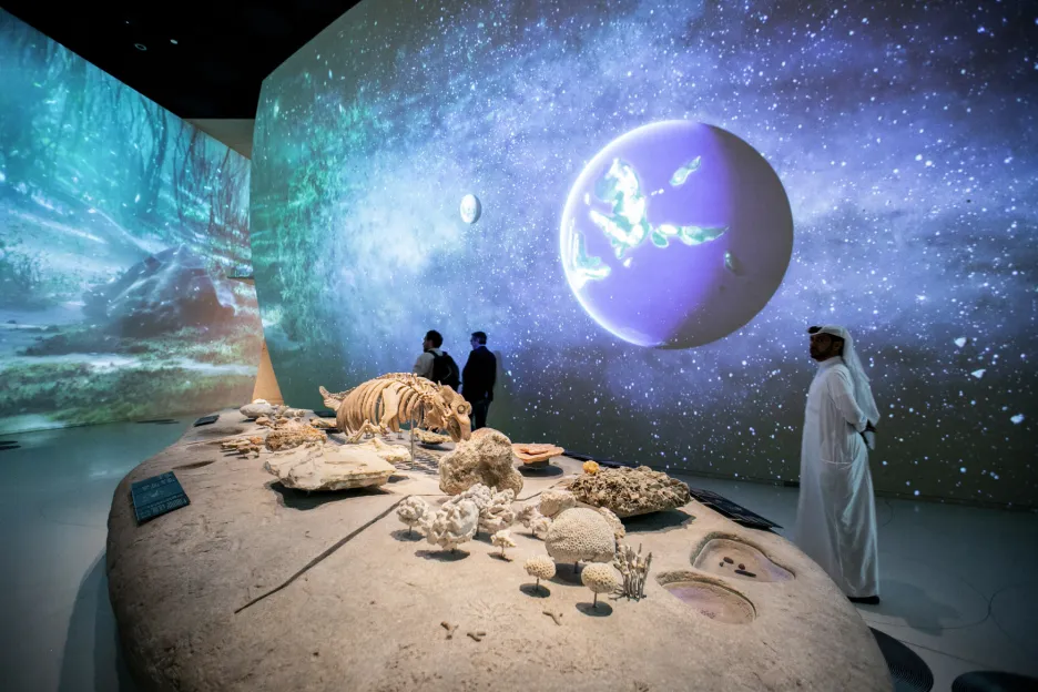 V jedenácti místnostech určených pro stálou expozici budou na více než 40 tisících metrech čtverečních vystaveny exponáty k dějinám malého pouštního emirátu i soudobá umělecká díla
