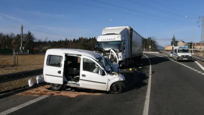 Při čelní srážce s kamionem zahynul řidič malé dodávky.