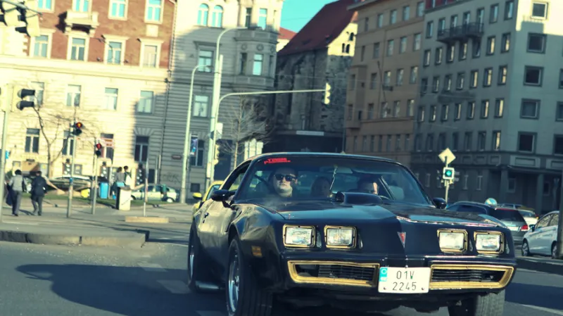 Jízda luxusních automobilů Prahou k filmu Need for Speed
