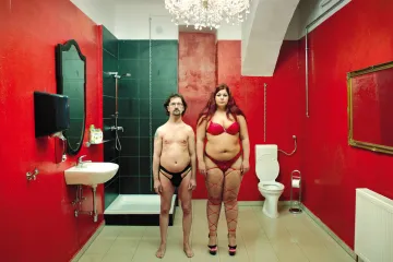 Recenze: Ve sklepě se neděje nic víc než šmírování bizarností