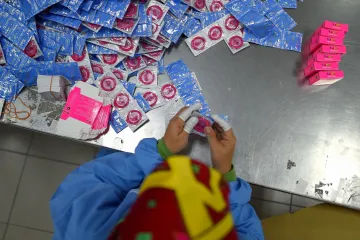 Největší světový výrobce kondomů zvýší ceny kvůli válce s Íránem