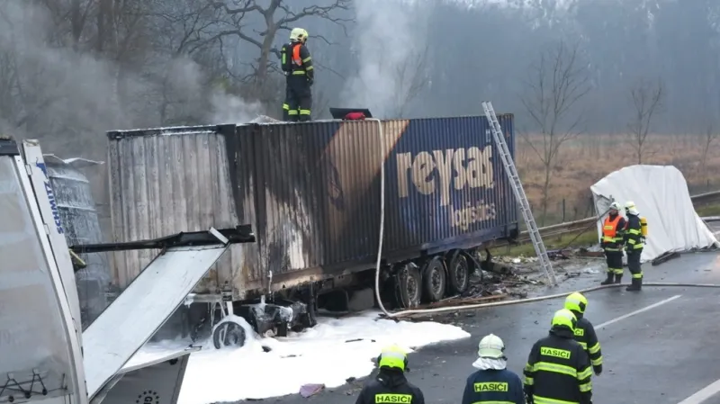 Nehoda dvou kamionů na dálnici D2