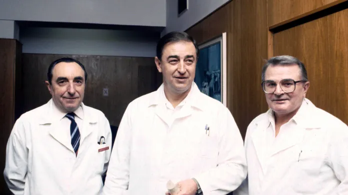 Lékaři Vladimír Kočandrle, Juraj Fabián a Pavel Firt provedli v únoru 1984 první úspěšnou transplantaci srdce v ČSSR