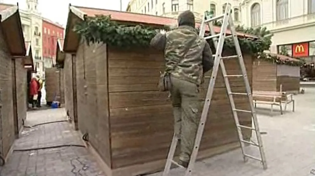Sklízení vánočních stánků na náměstí Svobody v Brně
