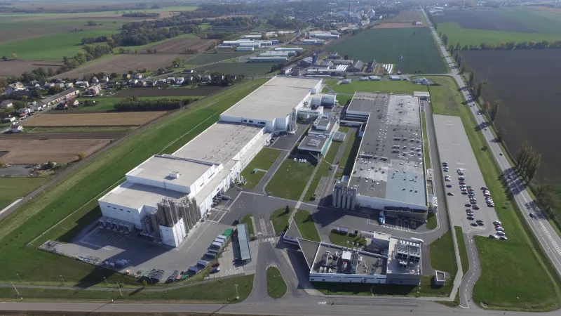 Do stavby nové haly (na snímku vlevo) a modernizace původní výroby firma investovala více než čtyři miliardy korun.