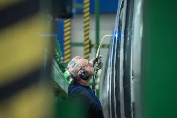 Odbory požadují pro příští rok růst minimální mzdy na 15 tisíc korun. Podle analytiků je to moc