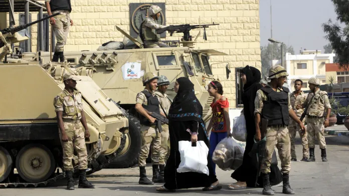 Egyptští vojáci před věznicí Tora, odkud propustili Mubaraka
