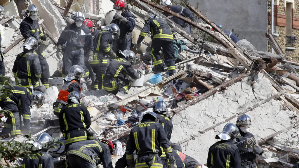 Výbuch domu na předměstí Paříže