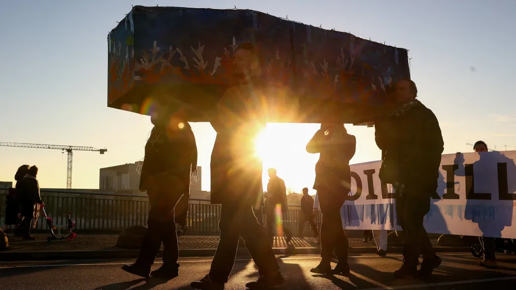 Aktivisté protestující při výročí deseti let Pařížské dohody