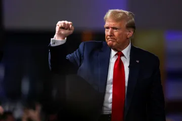 Trump neskrývá odpor vůči podpoře Ukrajiny. A přirovnává se k Navalnému