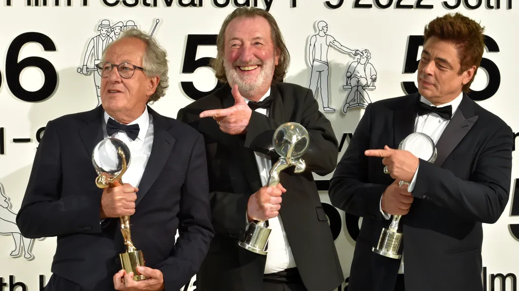 Geoffrey Rush, Bolek Polívka, Benicio Del Toro s cenami KVIFF