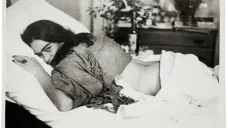 Frida ležící na břiše, fotil Nickolas Muray, 1946