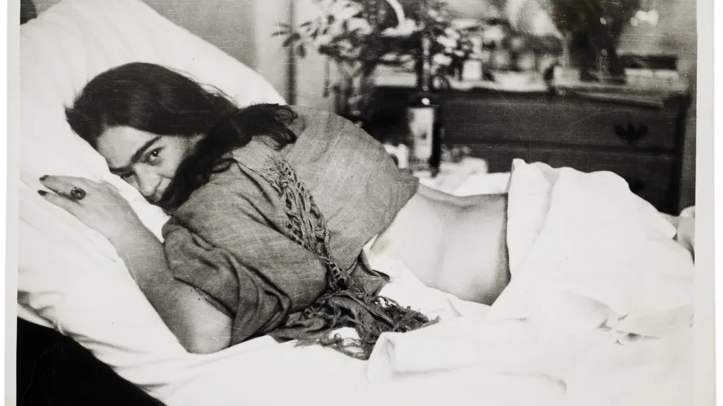 Frida ležící na břiše, fotil Nickolas Muray, 1946