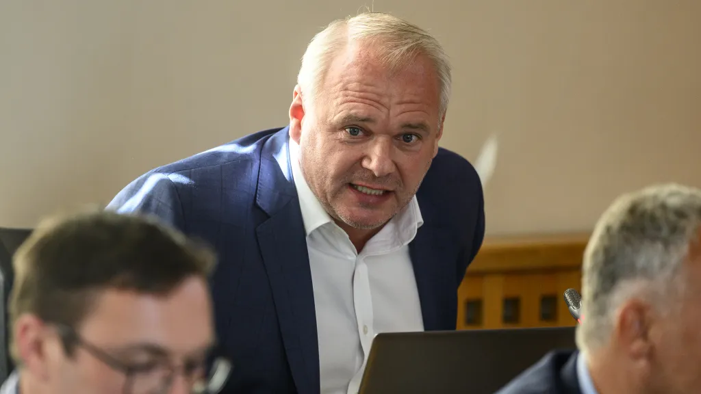 Bývalý primátor Chomutova Marek Hrabáč na zasedání zastupitelstva (1. září 2025)