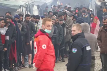 Uprchlíci žijí v táborech na Balkáně v tristních podmínkách. A čeká je zima