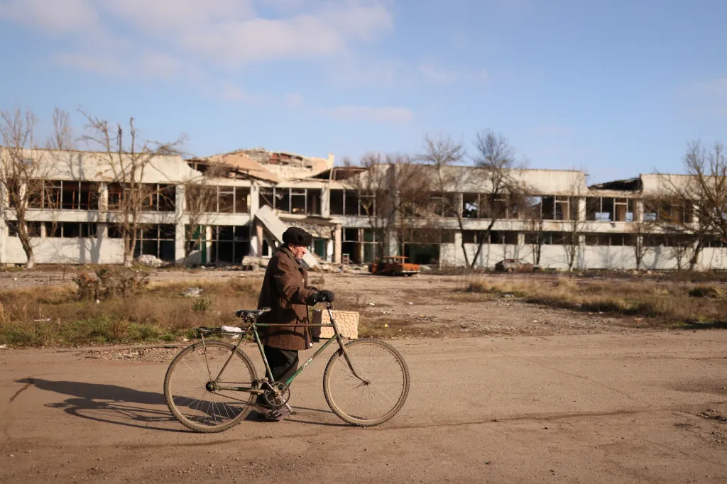 Volodymyr jde se svým kolem k místu, kam je dodáváno jídlo