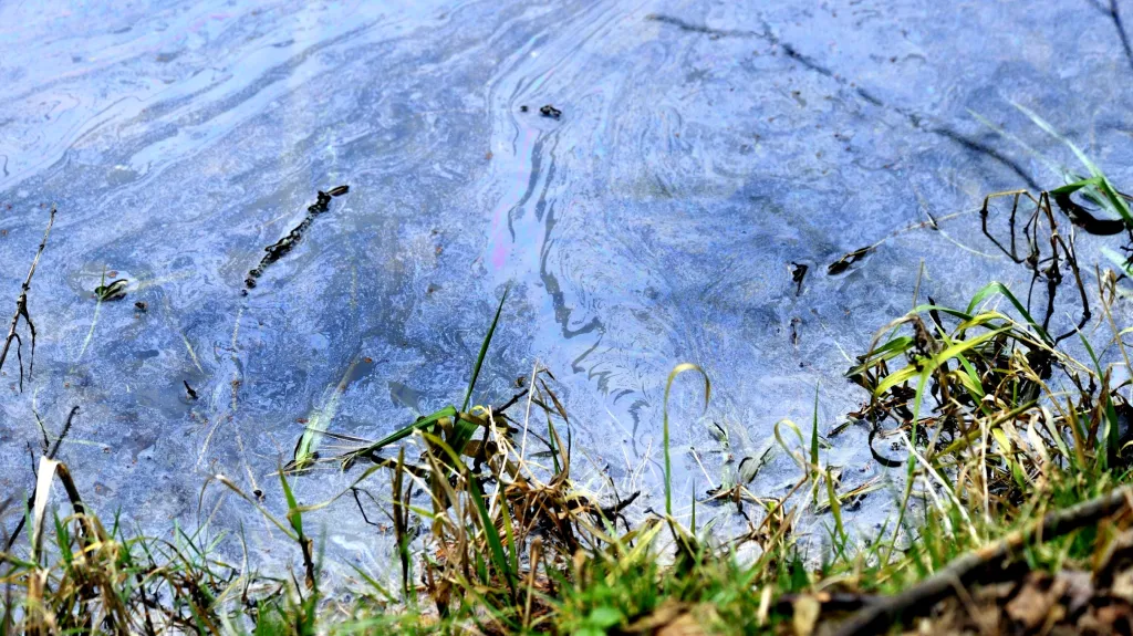 Nedaleko Knyku na Havlíčkobrodsku unikla z potrubí nafta