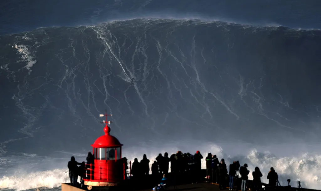 Německý surfař Sebastian Steudtner naskakuje na obří vlnu u portugalské Praia do Norte nedaleko Nazare