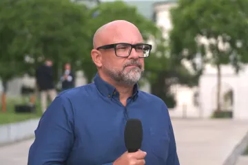 „Vládní politici nás označují za nepřátele státu. Mám obavu, co se bude dít,“ říká šéfredaktor webu Aktuality.sk