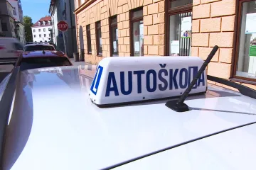 Ve většině krajů stojí autoškola přes dvacet tisíc