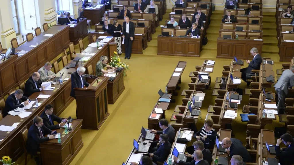 Sněmovna při projednávání služebního zákona
