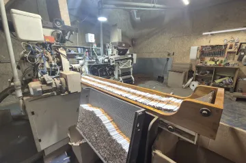 Celníci odhalili nelegální výrobnu cigaret, ve vazbě je dvacet osob