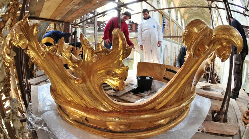 Návrat Mariánské koruny na hlavní oltář - snímek z března 2015