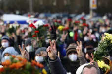V Minsku uctili lidé s květinami v ruce památku zemřelého aktivisty