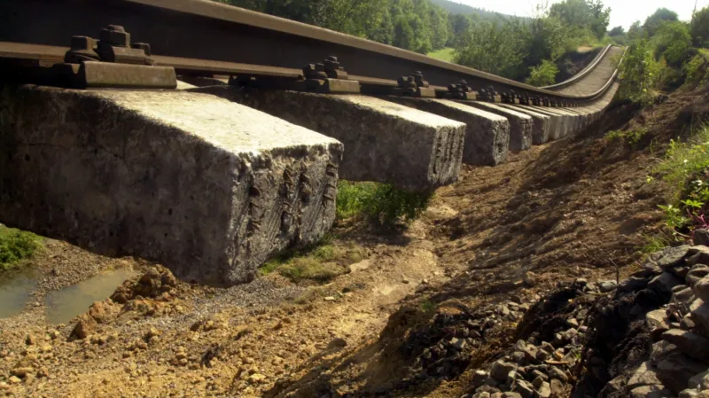 Trať u Stoda po povodni na Radbuze v roce 2002