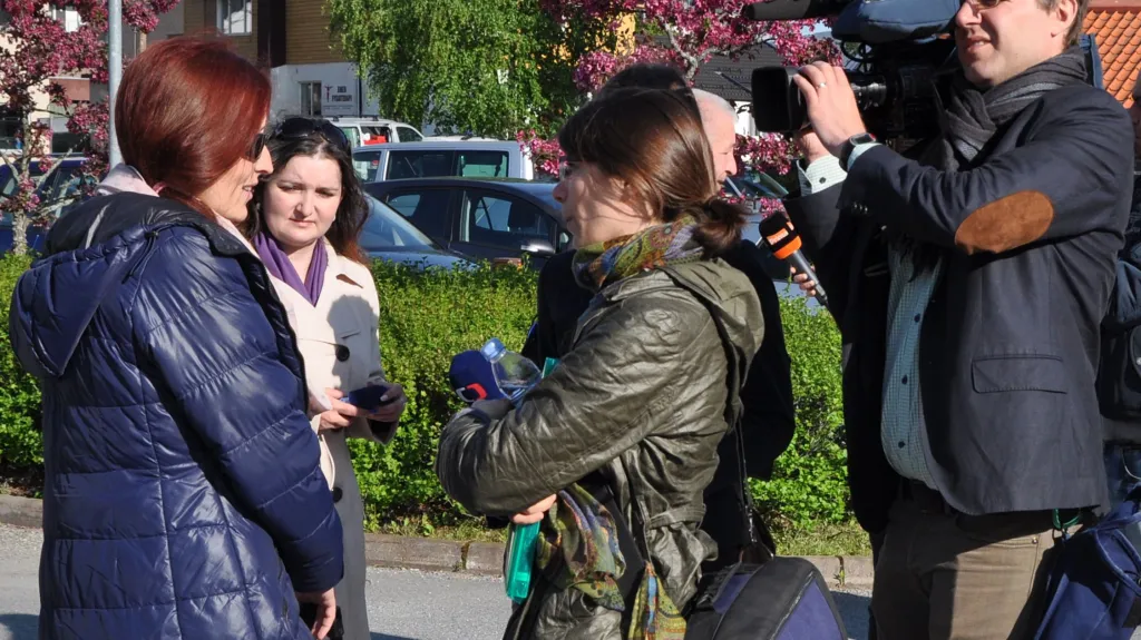 Eva Michaláková hovoří před začátkem soudního líčení s novináři