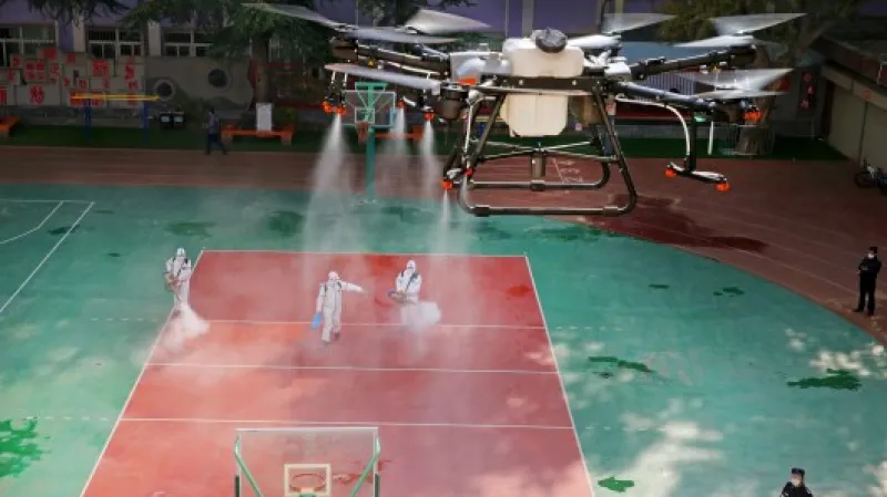 Drony v čínském městě Lan-čou pomáhají s dezinfekcí jedné z místních škol Zdroj: China Daily/Reuters