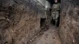 Blátivé zákopy a všudypřítomná zima. Ukrajinské jednotky střeží hranice v těžkých podmínkách