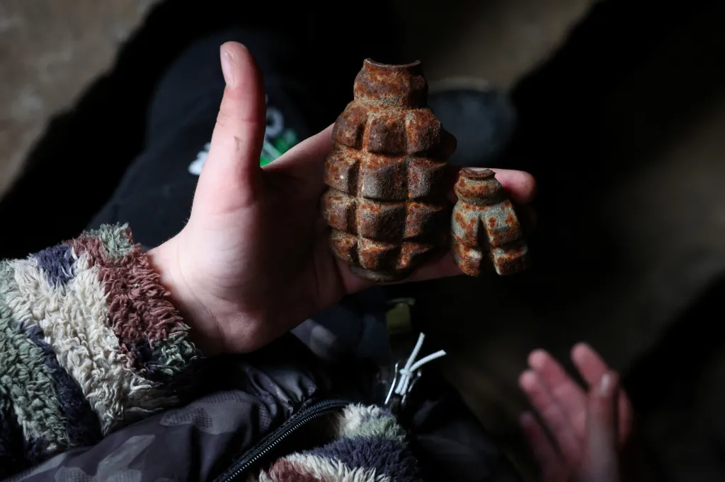 Občas chlapci objeví roztříštěné střepiny nebo zbytky ručních granátů, což je v zemi, která je značně zamořená nášlapnými minami a nevybuchlou municí, nebezpečná realita