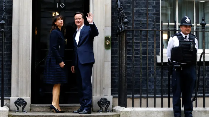David Cameron s manželkou před sídlem ministerského předsedy na Downing Street 10
