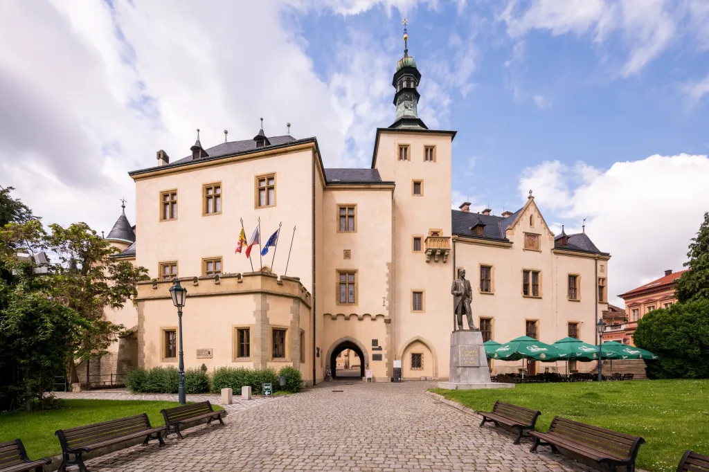 Vlašský dvůr je zachovaný hrad v sousedství kostela svatého Jakuba. Jedná se o bývalý královský palác s mincovnou
