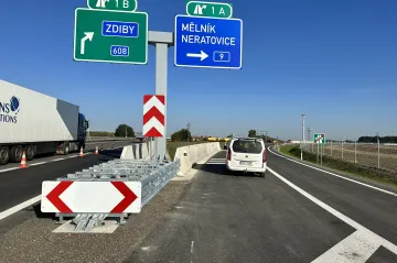 Doprava na dálnici D8 je bezpečnější. Řidičům se otevřela sjezdová větev na silnici I/9