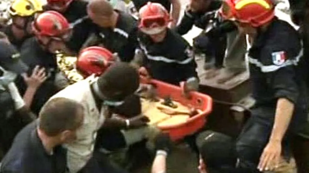 Záchranáři vyprostili živého muže