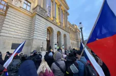 Muž, který vyzýval ke stržení ukrajinské vlajky, se i přes zákaz pobytu objevil v Praze. Čeká ho za to soud