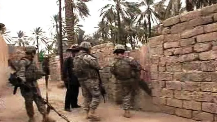 Armáda USA a irácká policie prohledává dům, kde má být skrýš zbraní.